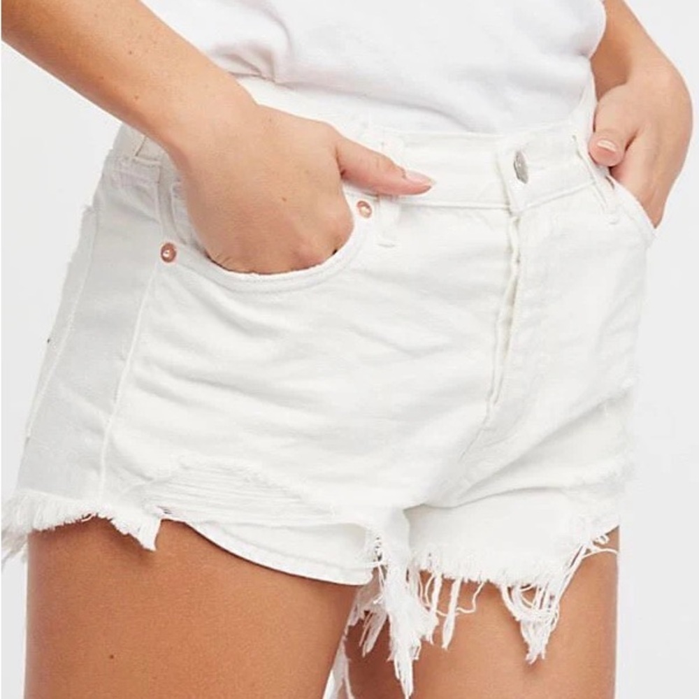 We the Free LOVING GOOD VIBRATIONS CUT OFF SHORTS IN WHITE size 25